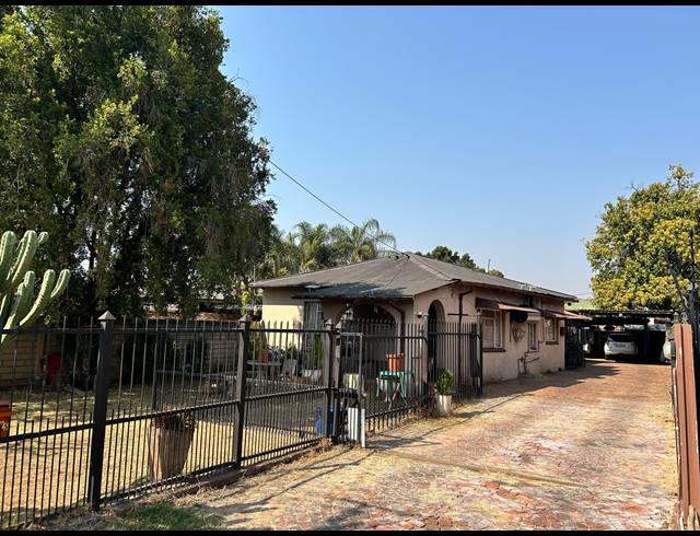 5 BEDROOM FREESTANDING FOR SALE IN PRETORIA WEST
